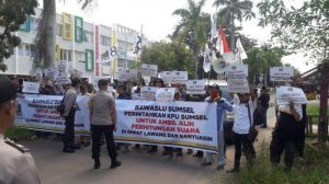 massa partai keadilan sejahtera pks berorasi di tengah jalan menuju kantor bawaslu sumsel