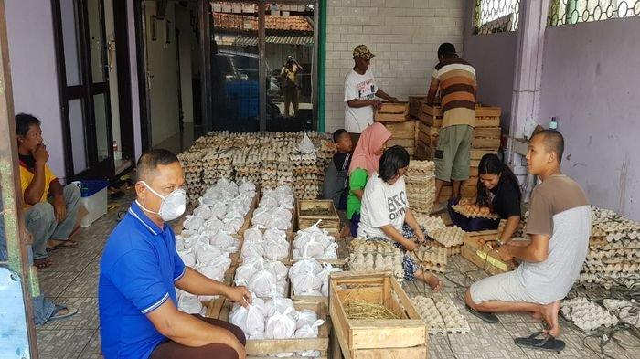Anggota DPRD Prabumulih dari PKS ini Bagikan 1 Ton Telur untuk Warga Terdampak Virus Corona 1 sebanyak satu ton telur dibagikan anggota dprd prabumulih