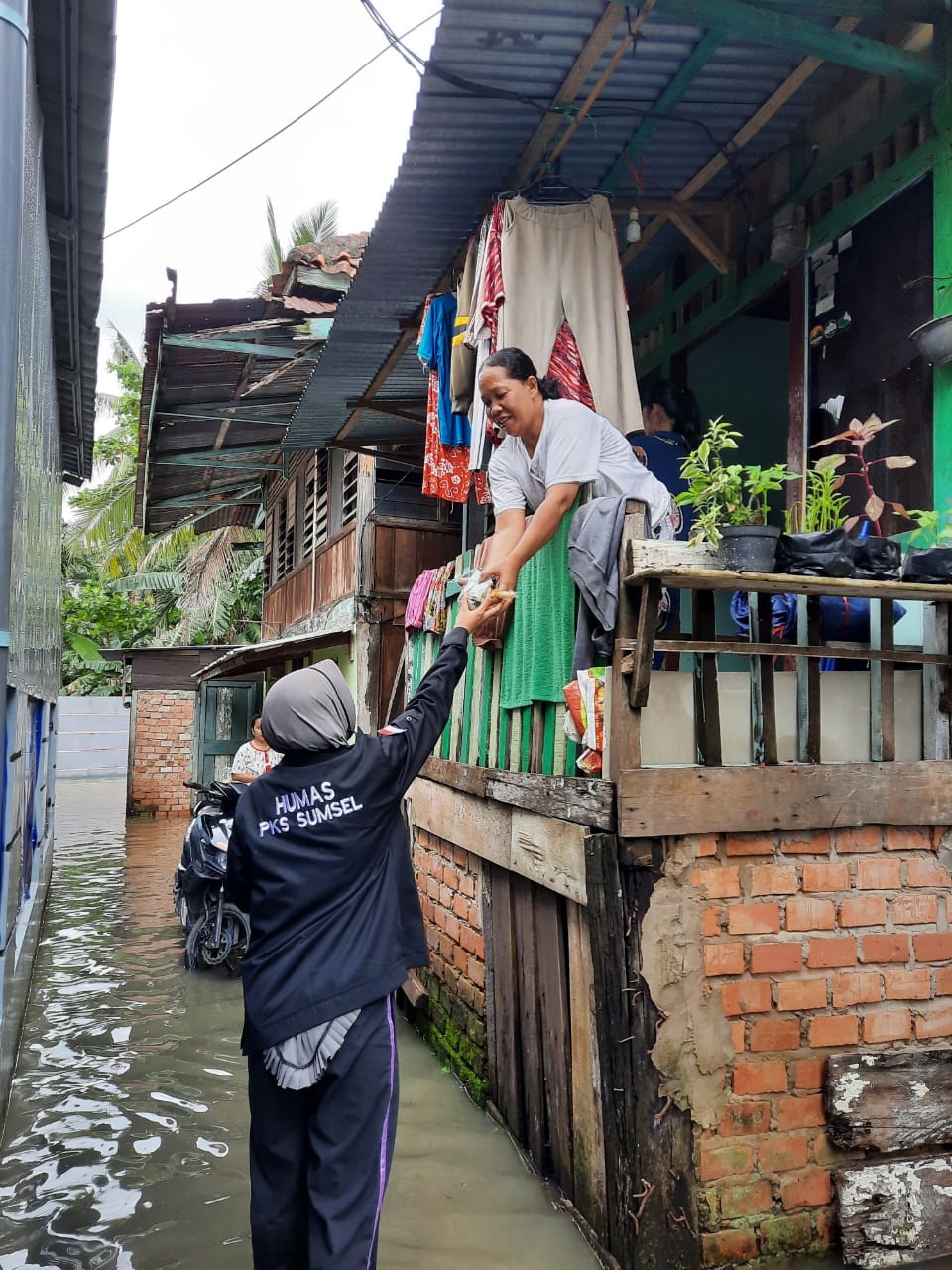 Palembang Banjir, Relawan PKS Bantu Warga 1 b9819ced a85a 4fb5 a0e4 f4b589b08d3f 1 2