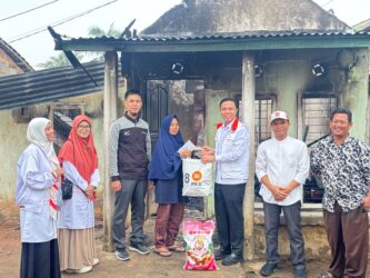 Gerak Cepat!, H. M. Anwar Al Syadat dan Jumono Tinjau Korban Sekaligus Serahkan Bantuan Kebakaran di Karya Baru Palembang